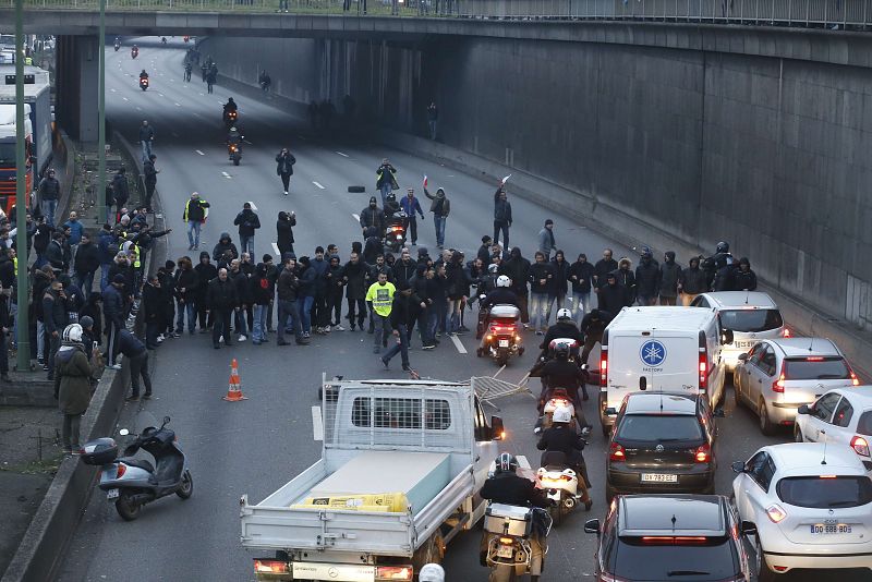 Varios manifestantes cortan la circunvalación de París como parte de las protestas de los taxistas
