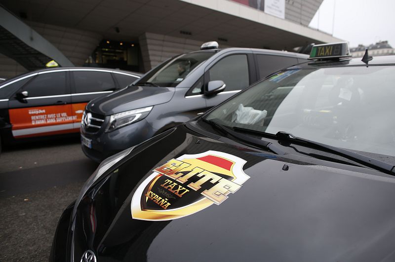 Un taxi español participa en la plaza de Porte Maillot en las protestas de los taxistas franceses convocadas contra Uber