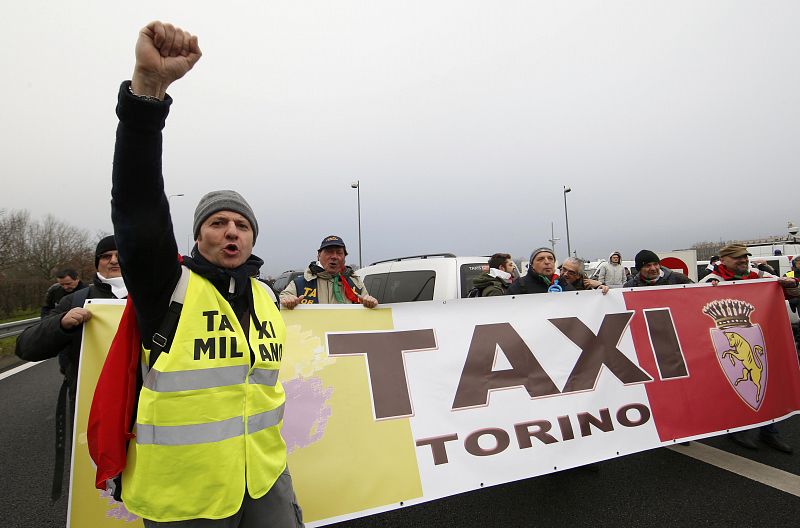 Taxistas italianos apoyan a sus colegas franceses en la huelga convocada este martes contra Uber