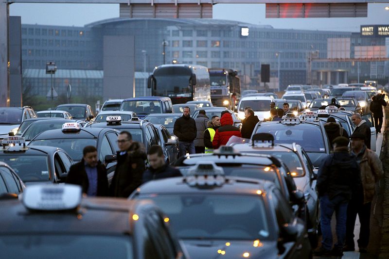 Cientos de taxistas bloquean el acceso al aeropuerto de Charles de Gaulle en Roissy, cerca de París.