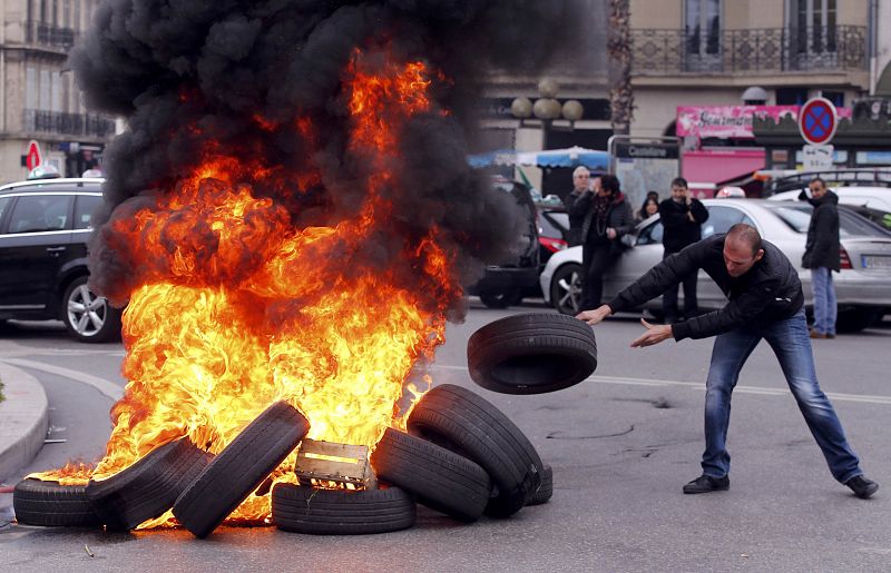 Incendio de neumáticos durante una concentración de taxistas en Marsella