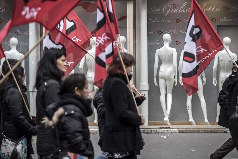 Manifestantes durante la marcha que ha reunido a miles de funcionarios en el centro de Lyon