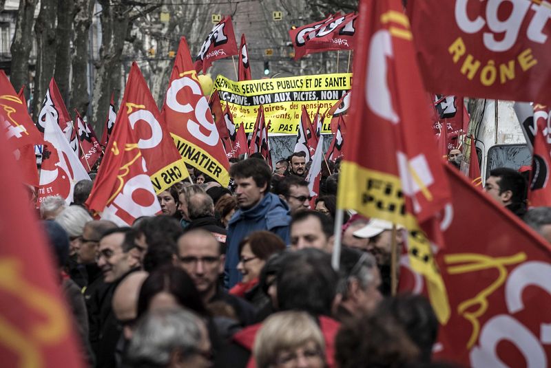 Pancartas del sindicato CGT y de defensa de los servicios públicos en la manifestación de Lyon