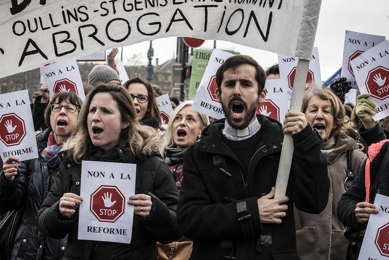 Un grupo de docentes se manifiestan contra la reforma educativa dentro de la manifestación del sector público en Lyon