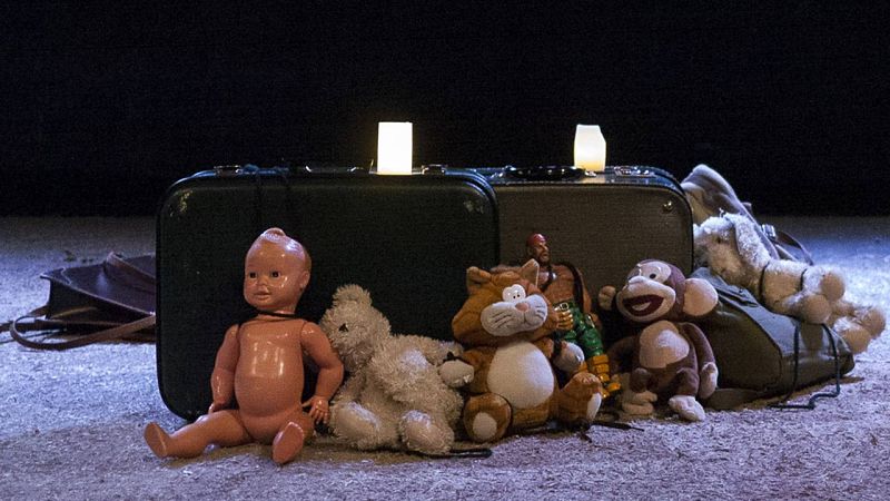 La obra cuenta la historia a través de la voz de los más pequeños, los que más sufren en estas dramáticas situaciones.