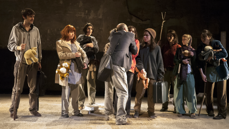 'Éxodo' es la historia de un grupo de niños de diferentes nacionalidades que huye de la guerra para encontrar un lugar en el que vivir en paz.