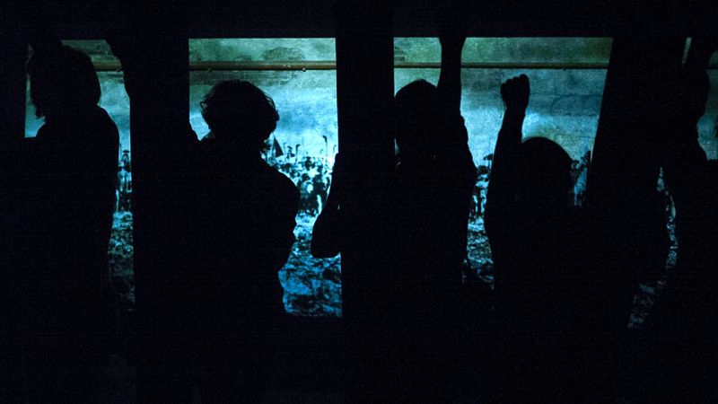  El texto escénico está inspirado en el poema "La cruzada de los niños" de Bertolt Brecht y las fotografías de Sebastião Salgado