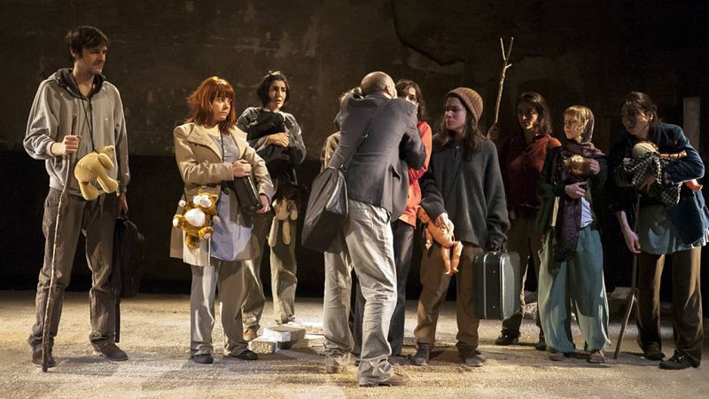 'Éxodo' es la historia de un grupo de niños de diferentes nacionalidades que huye de la guerra para encontrar un lugar en el que vivir en paz.