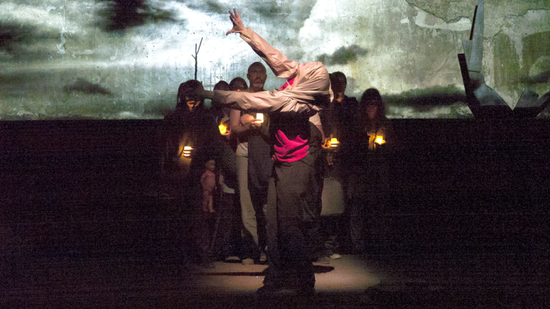 Roberto Cerdá, director: "Viajan a través de una patera, de un tren y sobre todo caminan, caminan... "