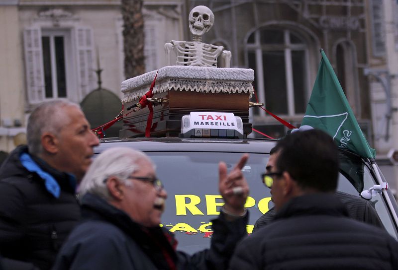 Un taxi con un ataud sobre el techo en la concentración del sector en Marsella incluida en la jornada de movilización nacional contra Uber.