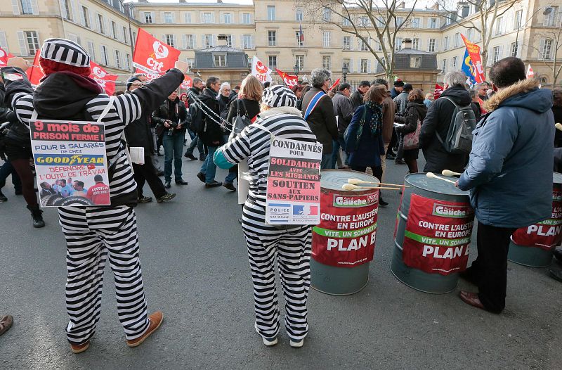 Unos manifestantes disfrazados en las calles de París