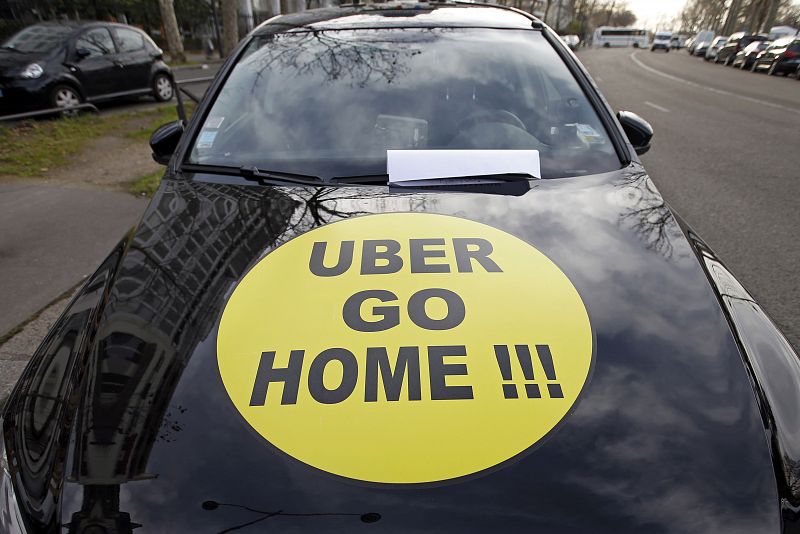 Un taxista se manifiesta contra Uber