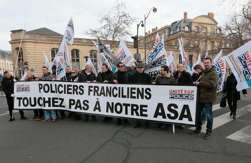 Un grupo de policías se manifiestan