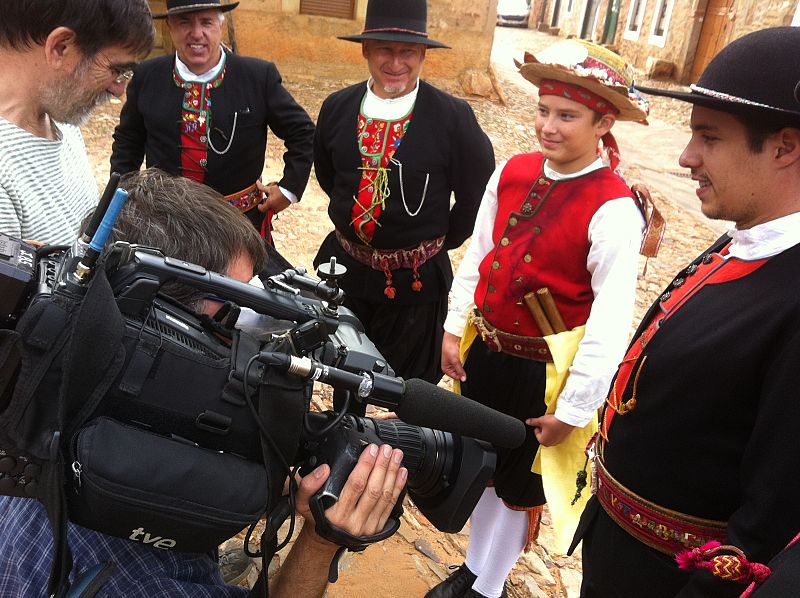 Rodando los detalles del traje de maragato