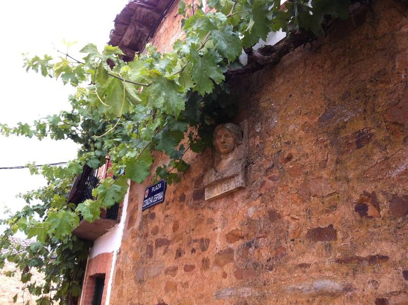  Busto de Concha Espina en la Plaza que lleva su nombre en Castrillo de los Polvazares.