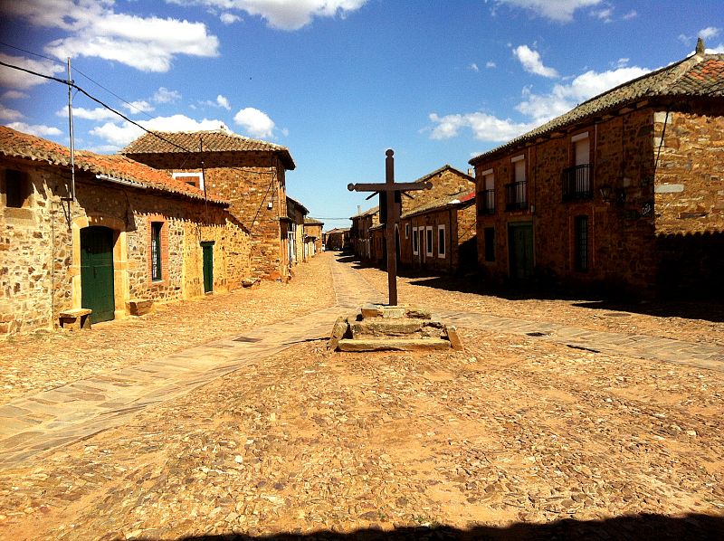 El Crucero y la calle Real de Castrillo