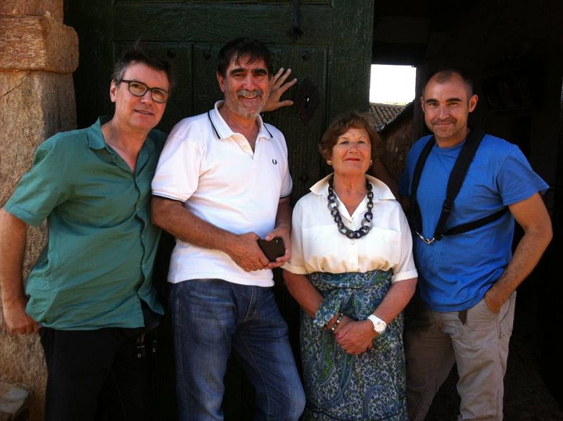  Maruja Botas, la gran impulsora del cocido maragato, posa a la puerta de su establecimiento con el reportero gráfico, Pablo Balsa, el realizador, Arturo Villacorta y el técnico de sonido, Antonio Garrido