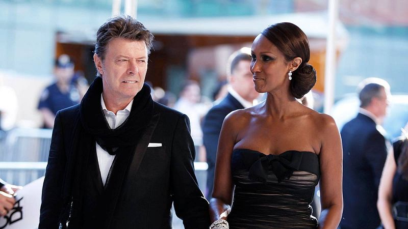 Bowie, con su esposa