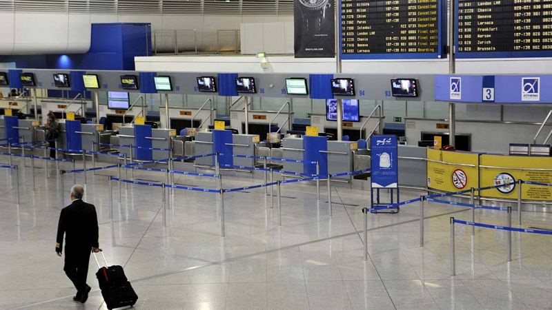 Mostradores de facturación del aeropuerto internacional de Atenas vacíos por la huelga general