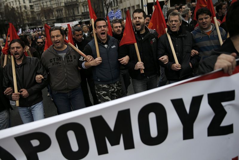 Más de 30.000 personas se manifiestan por las calles de Atenas