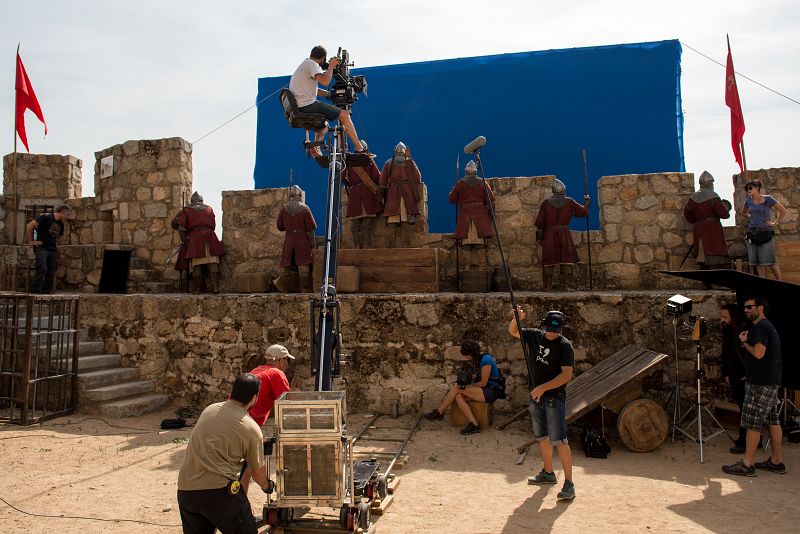 Las cámaras graban una batalla en exteriores desde el interior del castillo
