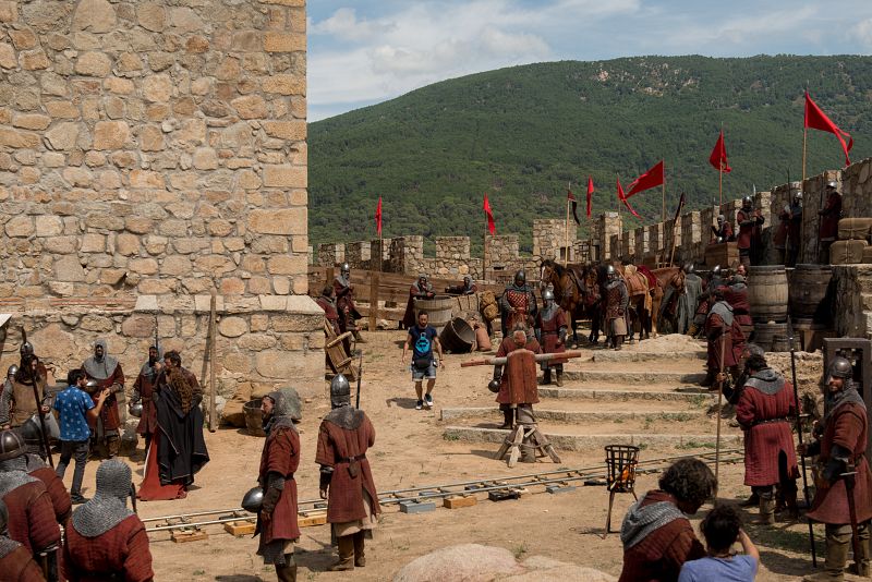 Las cámaras graban una escena en los exteriores del castillo con la figuración.