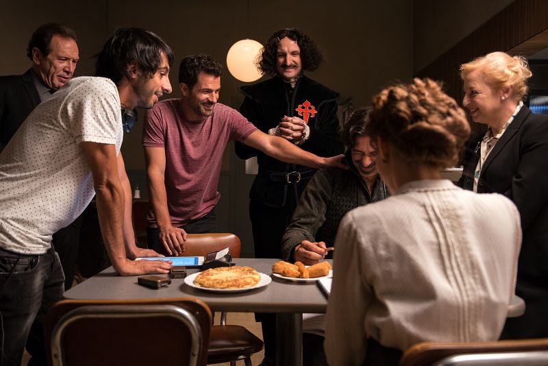 Los actores bromean en la cafeteria del El Ministerio del Tiempo