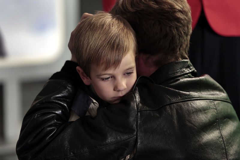 Santi se abraza a su padre