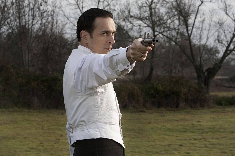 Seis Hermanas - Luis apunta con una pistola