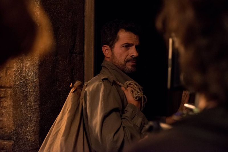  Julián se va por una de las puertas del Ministerio del Tiempo