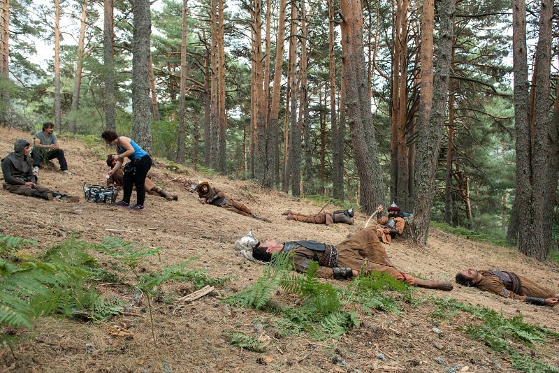 Maquilllaje prepara a figuración para la escena en el bosque en la que aparecen heridos