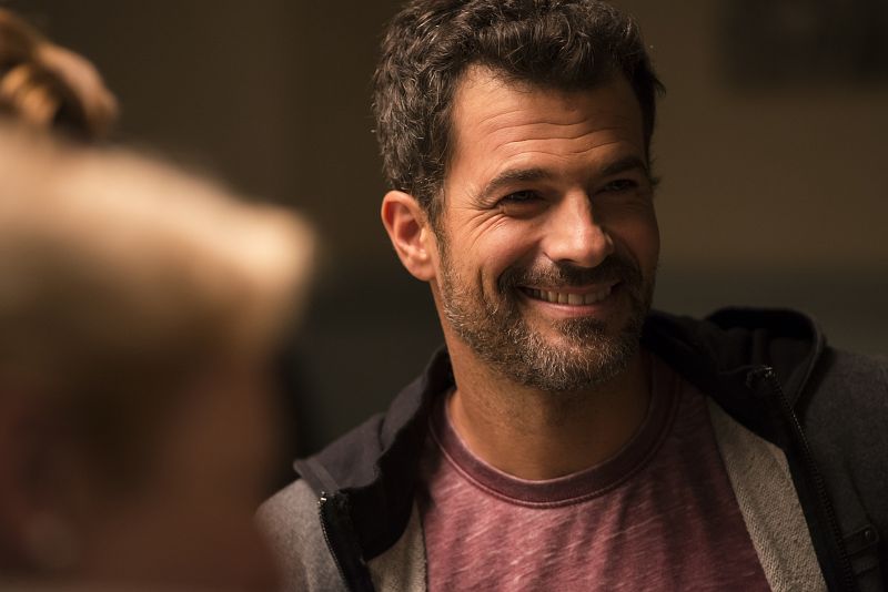 Julián vuelve a sonreir en su regreso al trabajo en el Ministerio