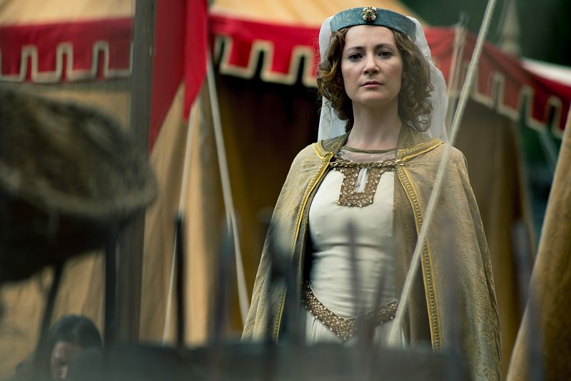 Jimena se da cuenta de las sospechas de Amelia y avisa a El Cid.