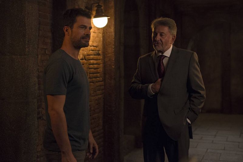  Julián intenta viajar al pasado con las puertas del tiempo pero estas están bloqueadas