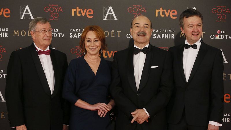 El presidente de la Academia del Cine, Antonio Resines (2d), junto a la vicepresidenta primera, Gracia Querejeta (2i), y el vicepresidente segundo Edmon Roch