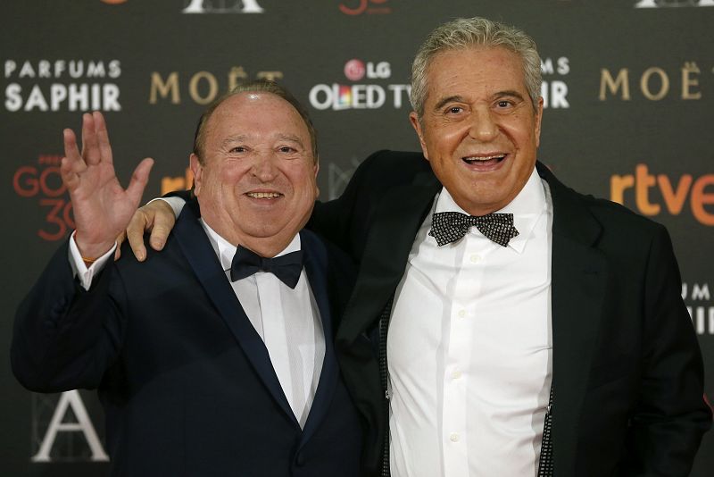 Los actores Fernando Esteso (i) y Andrés Pajares posan a su llegada a la ceremonia de los 30 edición de los Premios Goya