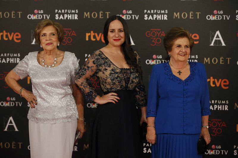 La directora del documental chileno "La once" Maite Alberdi (c) junto a las protagonistas posa a su llegada a la ceremonia de los 30 edición de los Premios Goya