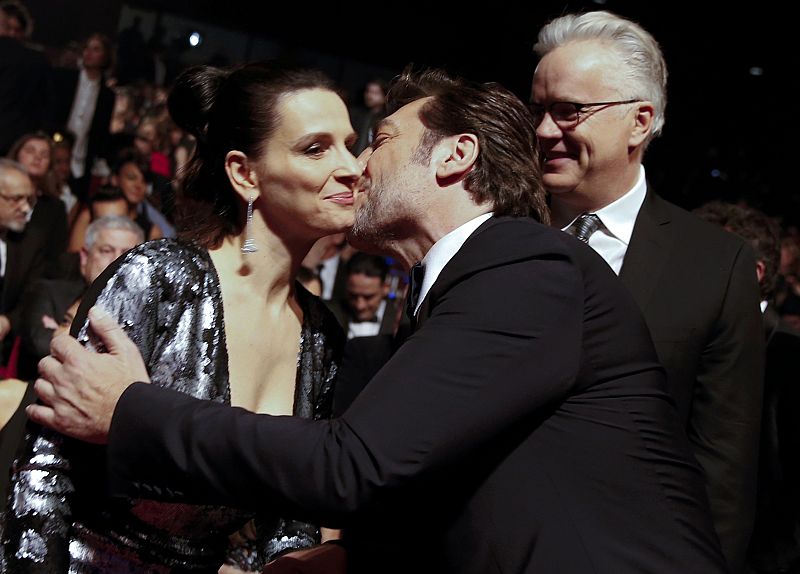 Javier Bardem bes a Juliette Binoche en la 30 gala de los Goya