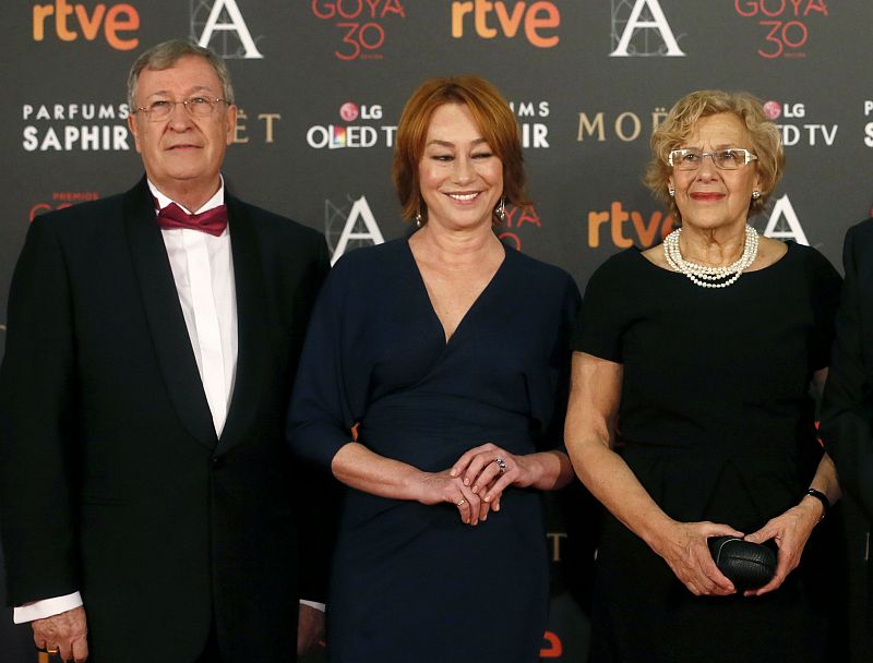 La vicepresidenta primera de la Academia del Cine, Gracia Querejeta junto a la alcaldesa de Madrid, Manuela Carmena, y Porfirio Enríquez.