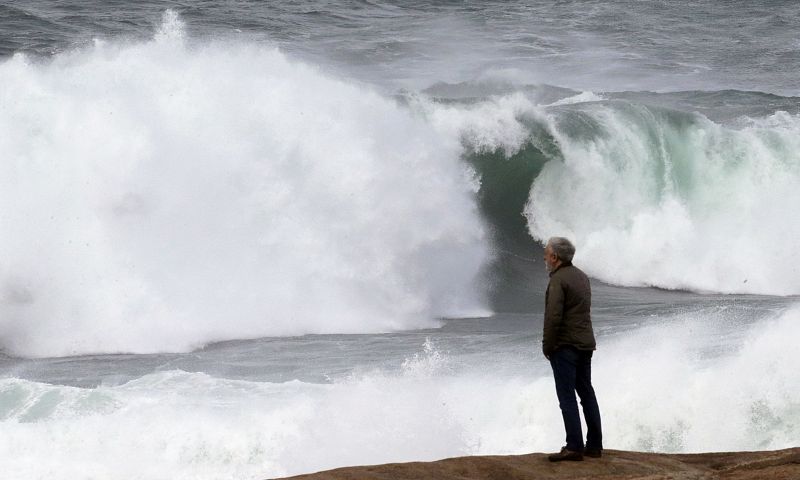 Un hombre observa las olas esta tarde en Muxía, A Coruña.