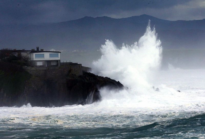 Oleaje en la costa junto al puerto de Tapia de Casariego, en el occidente de Asturias.