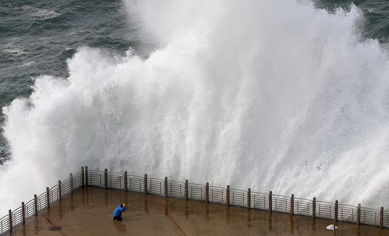 Una gran ola rompe contra el Paseo Nuevo de San Sebastián.