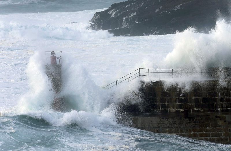 Oleaje en la entrada del puerto de Tapia de Casariego, en el occidente de Asturias.