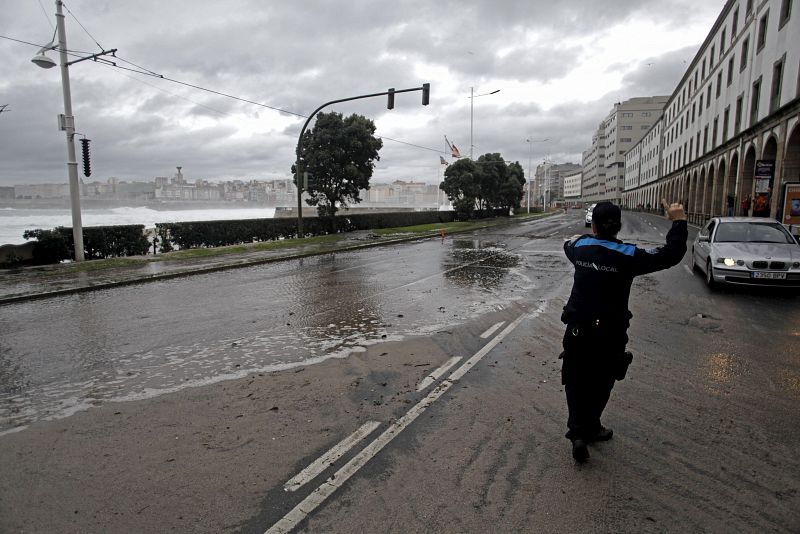 Un policía dirige el tráfico en una de las avenidas del Paseo marítimo de A Coruña.