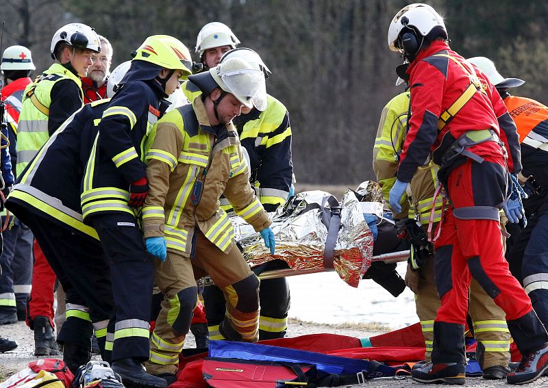 Equipos de rescate transportan una de las víctimas del accidente ferroviario este martes en Bad Aibling (Alemania)