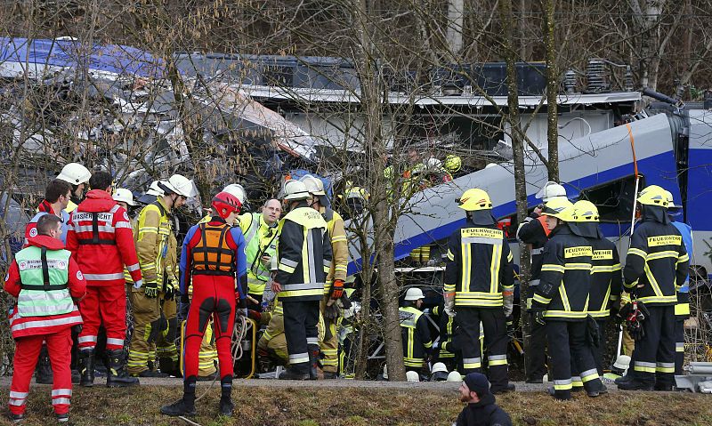 Equipos de emergencias asisten al lugar del siniestro ferroviario que se ha cobrado al menos 8 muertos este martes en Alemania
