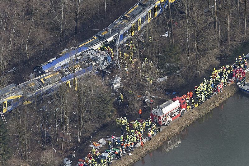 Vista aérea del lugar en que se ha producido una colisión frontal de dos trenes este martes en Bad Aibling (Alemania)
