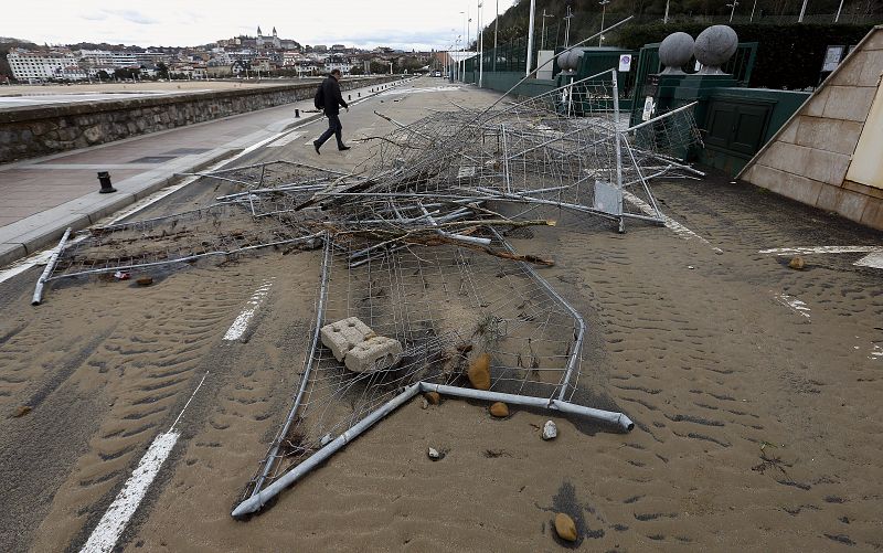 Unas vallas de protección forman un amasijo en la zona del Club de Tenis de San Sebastián.