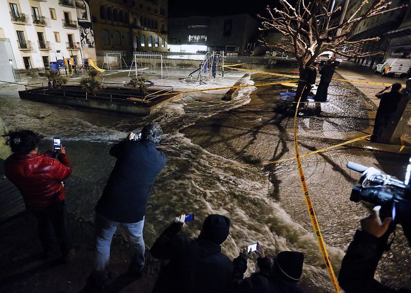 Las olas han inundado algunas calles de la Parte Vieja donostiarra.