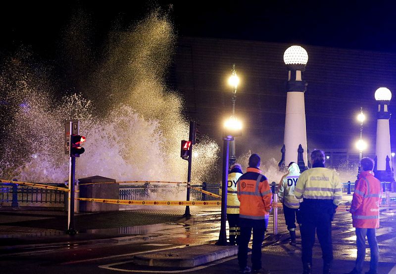 Una gran ola rompe contra el Puente del Kursaal de San Sebastián.